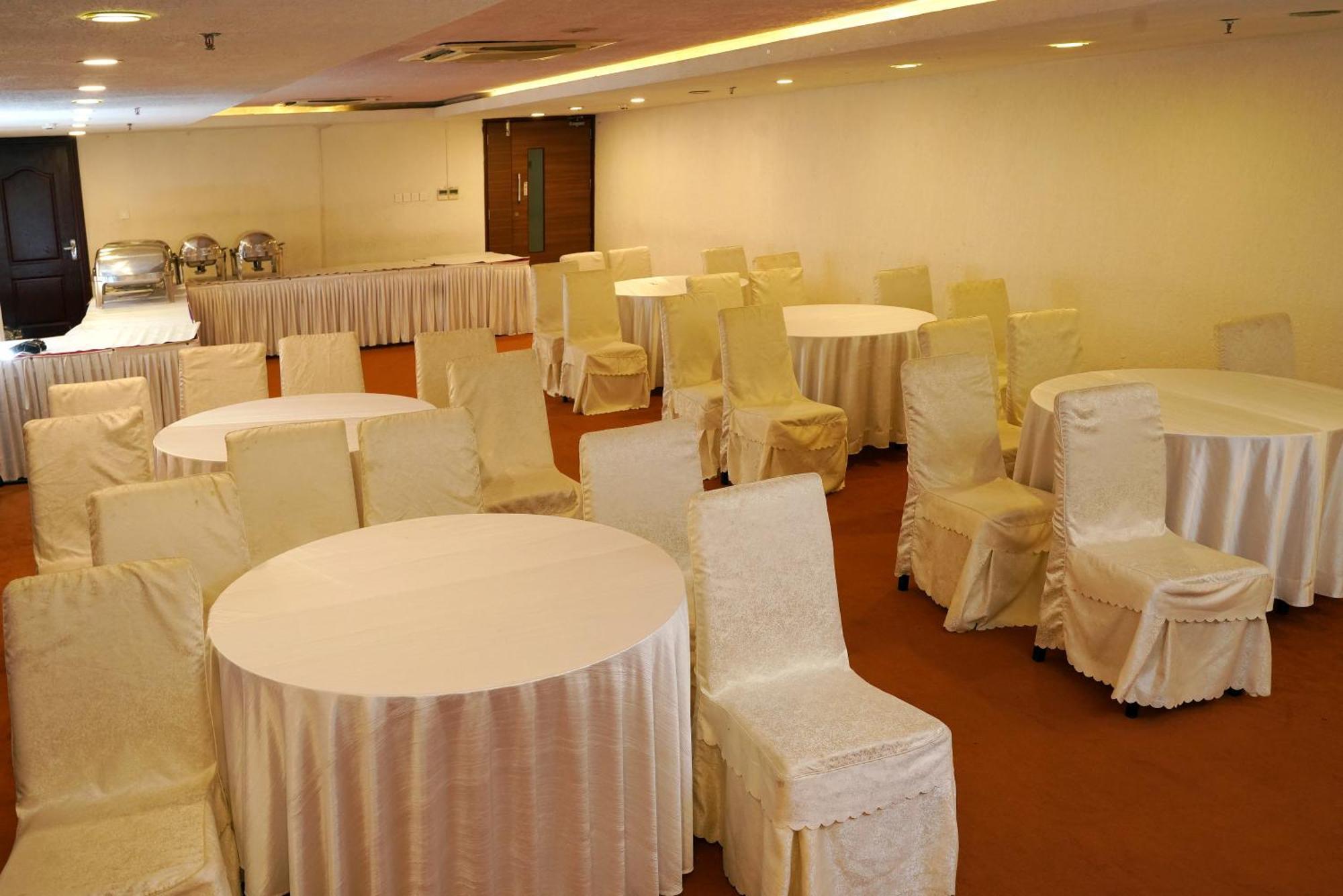 Kga Elite Continental Hotel Tiruvalla Bagian luar foto