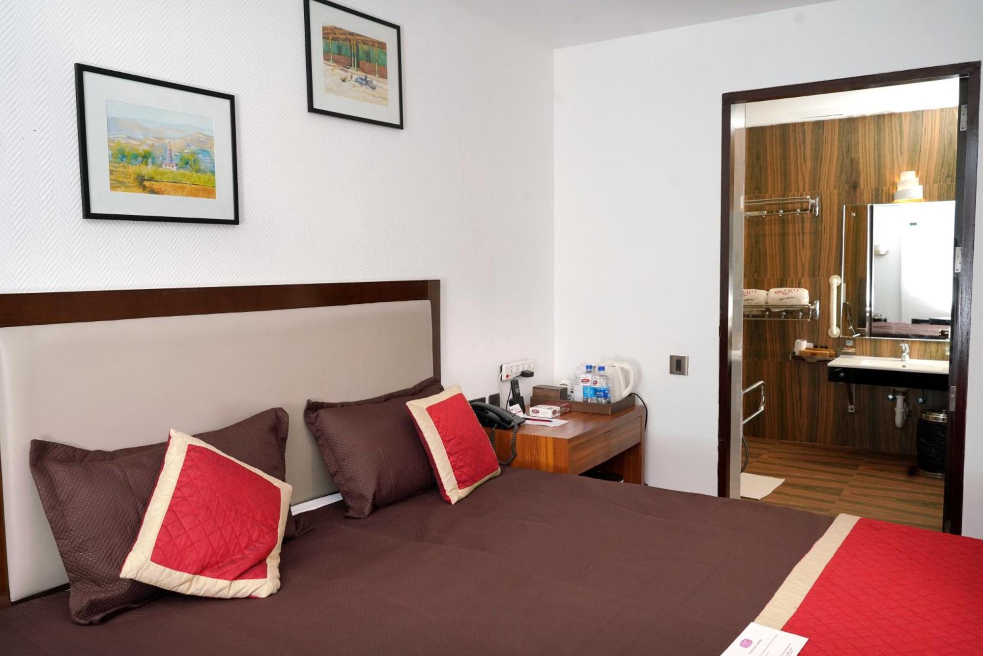 Kga Elite Continental Hotel Tiruvalla Bagian luar foto