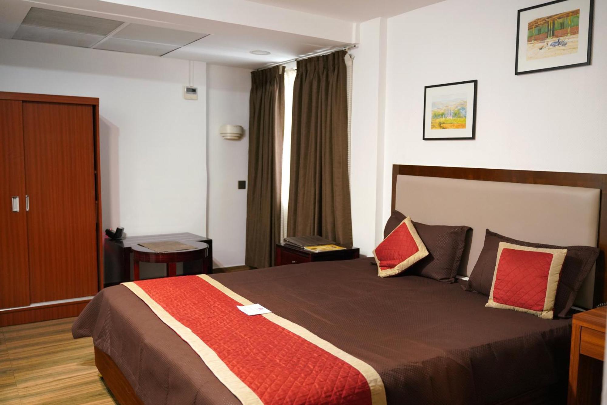 Kga Elite Continental Hotel Tiruvalla Bagian luar foto