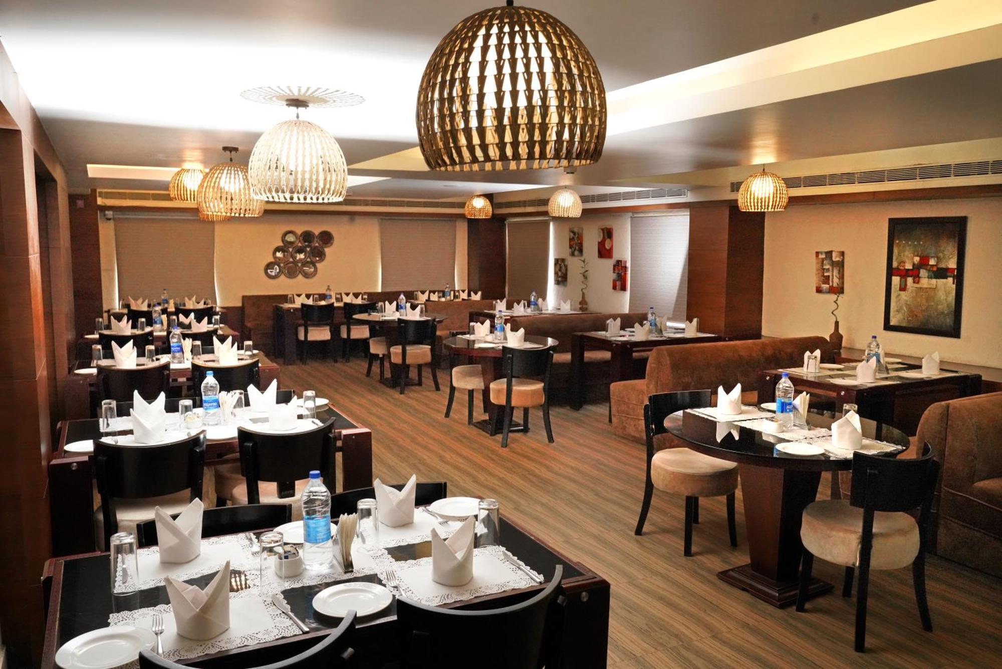 Kga Elite Continental Hotel Tiruvalla Bagian luar foto