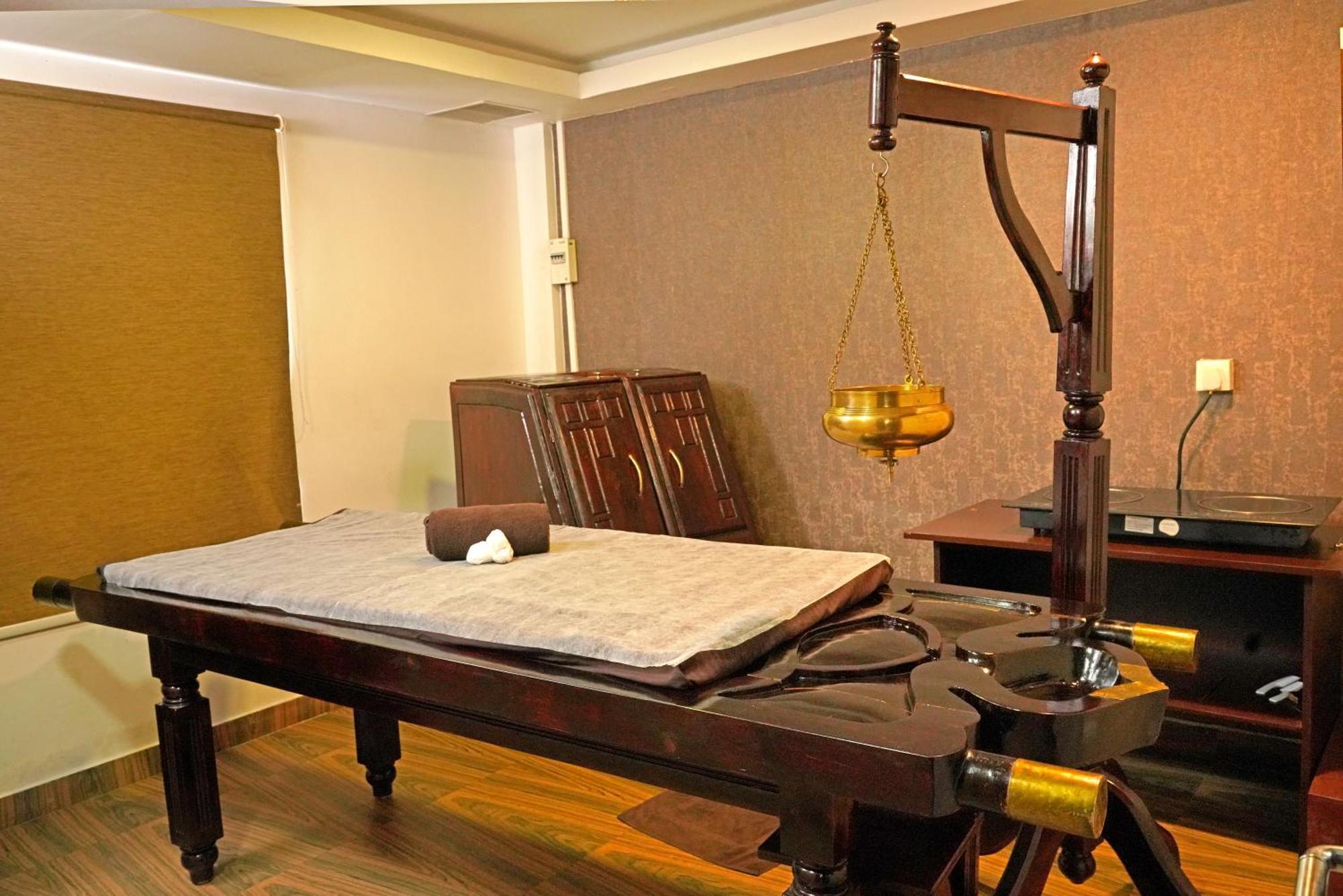Kga Elite Continental Hotel Tiruvalla Bagian luar foto