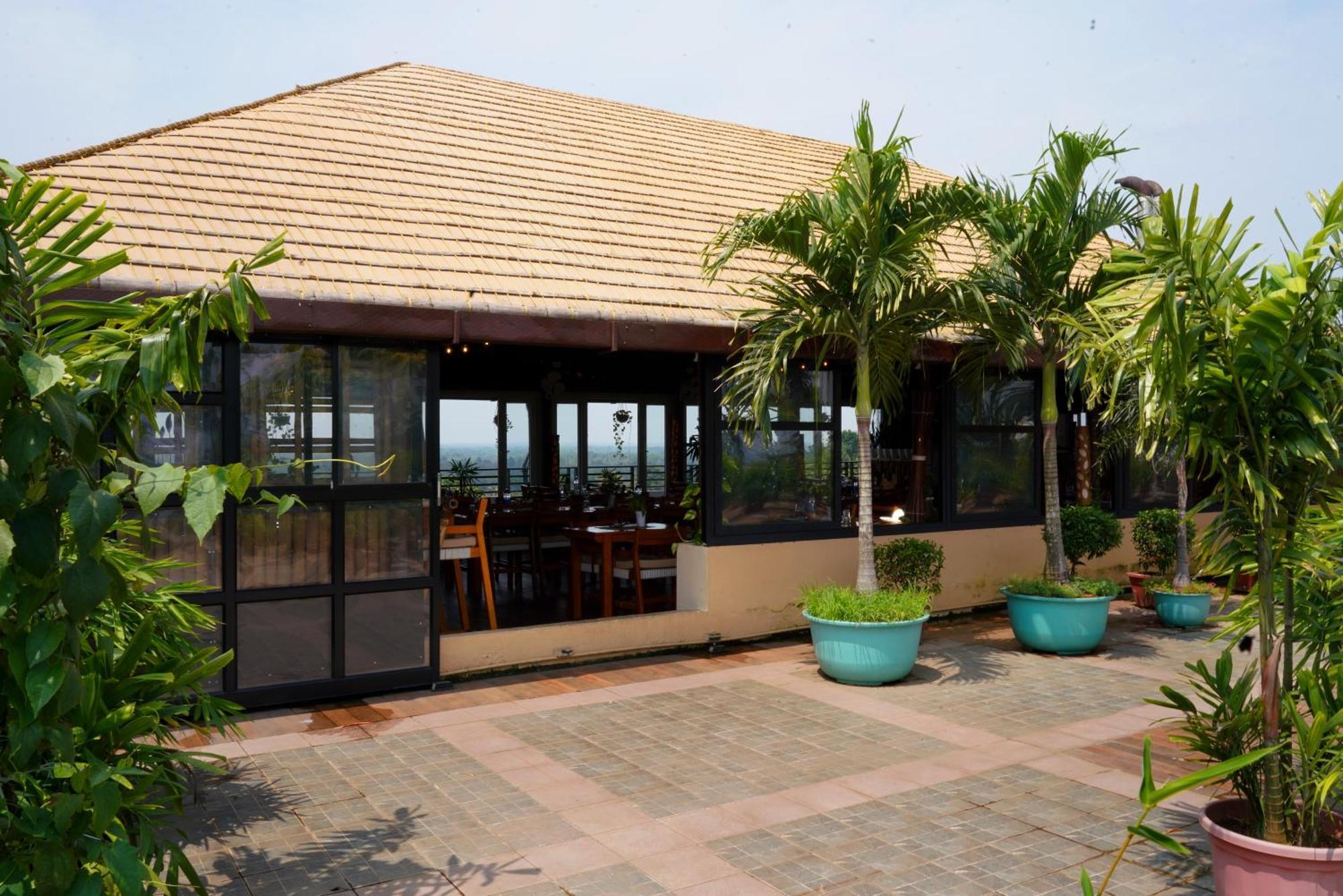 Kga Elite Continental Hotel Tiruvalla Bagian luar foto
