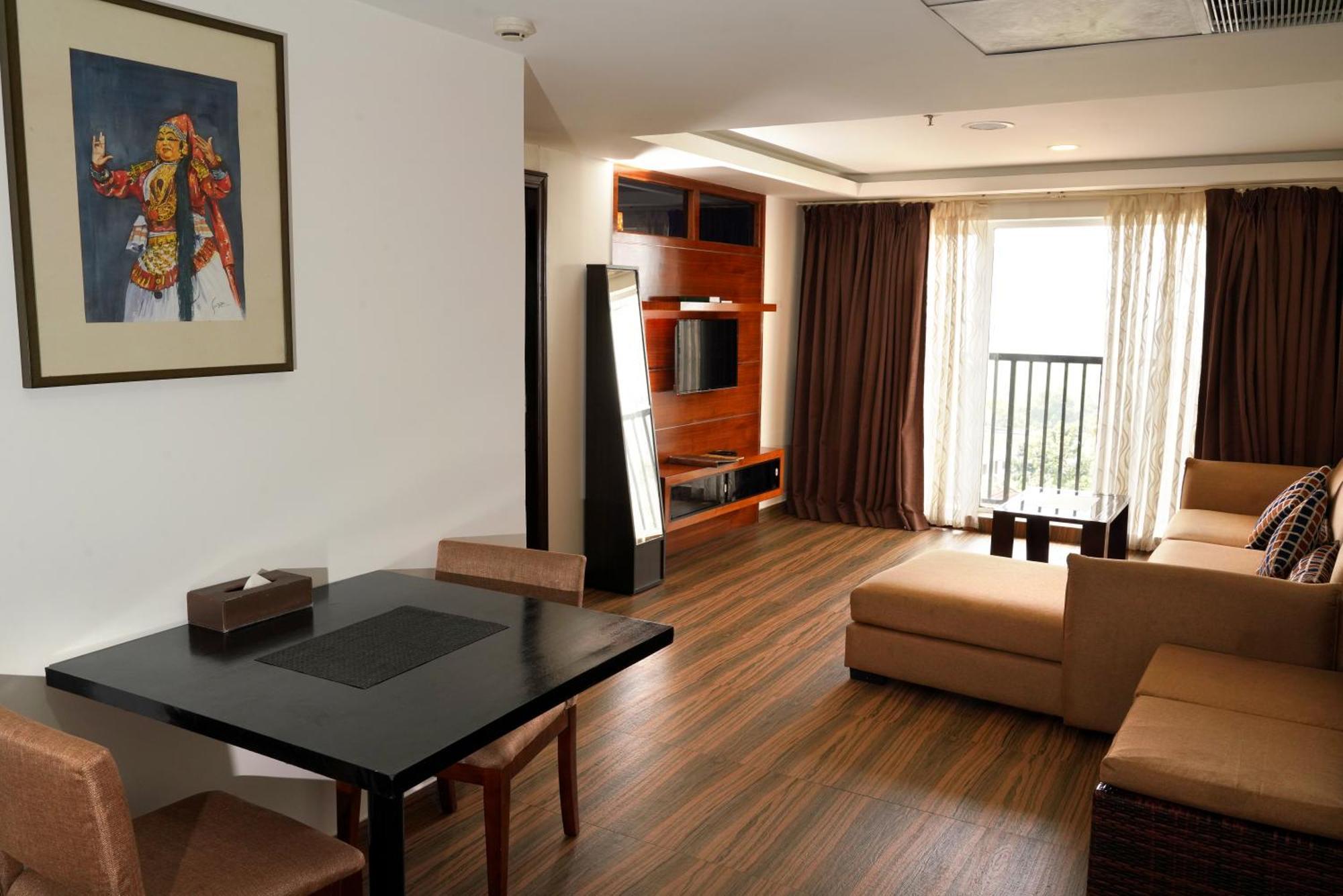 Kga Elite Continental Hotel Tiruvalla Bagian luar foto