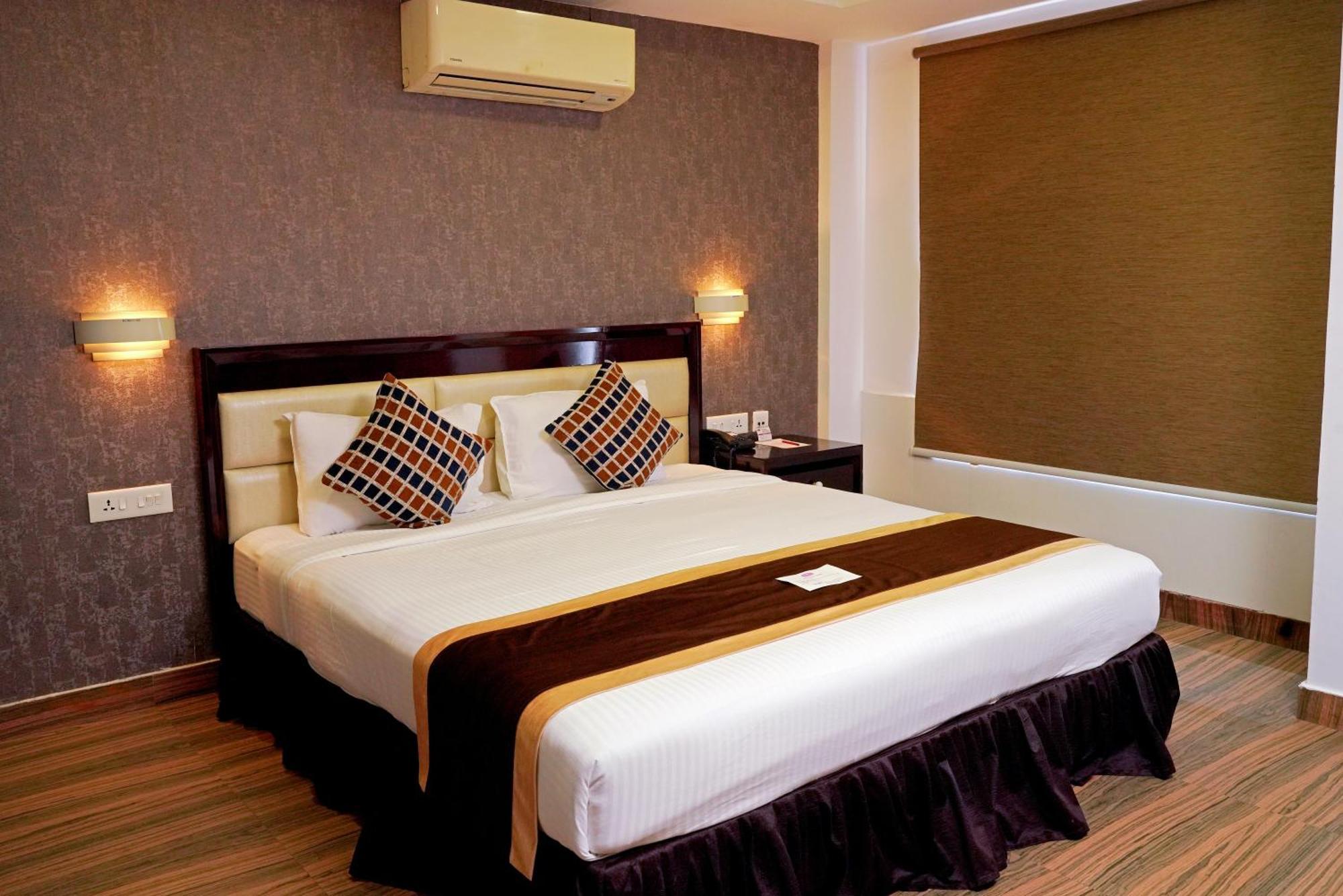 Kga Elite Continental Hotel Tiruvalla Bagian luar foto