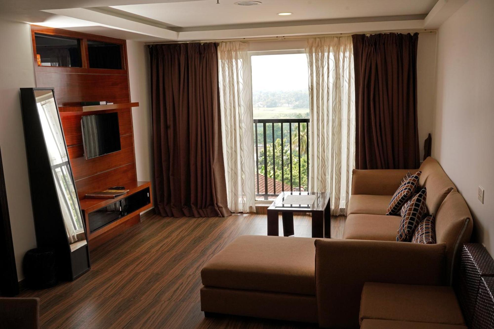 Kga Elite Continental Hotel Tiruvalla Bagian luar foto