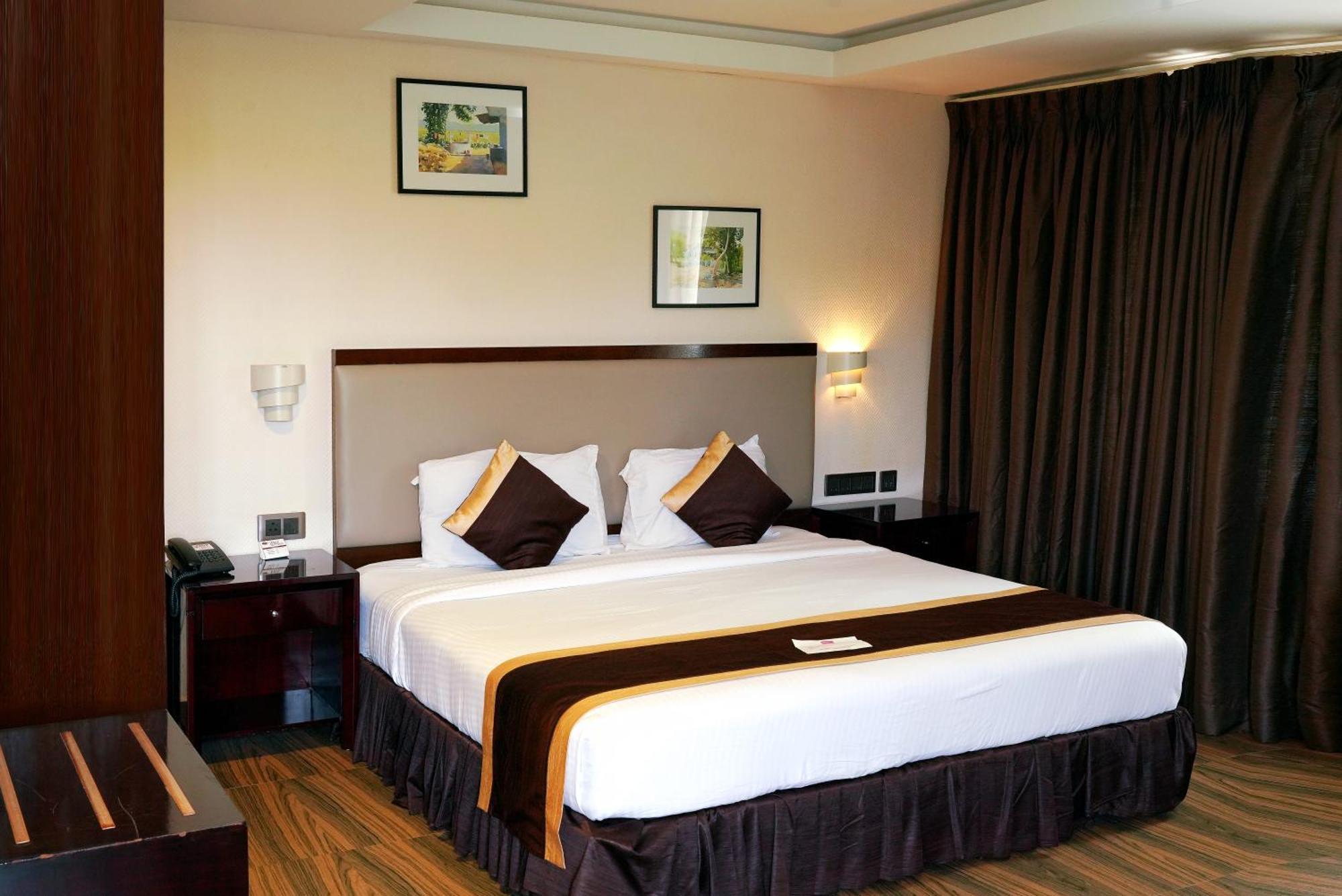 Kga Elite Continental Hotel Tiruvalla Bagian luar foto