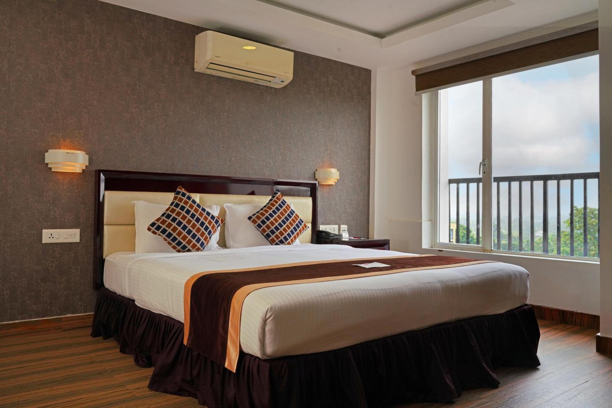 Kga Elite Continental Hotel Tiruvalla Bagian luar foto