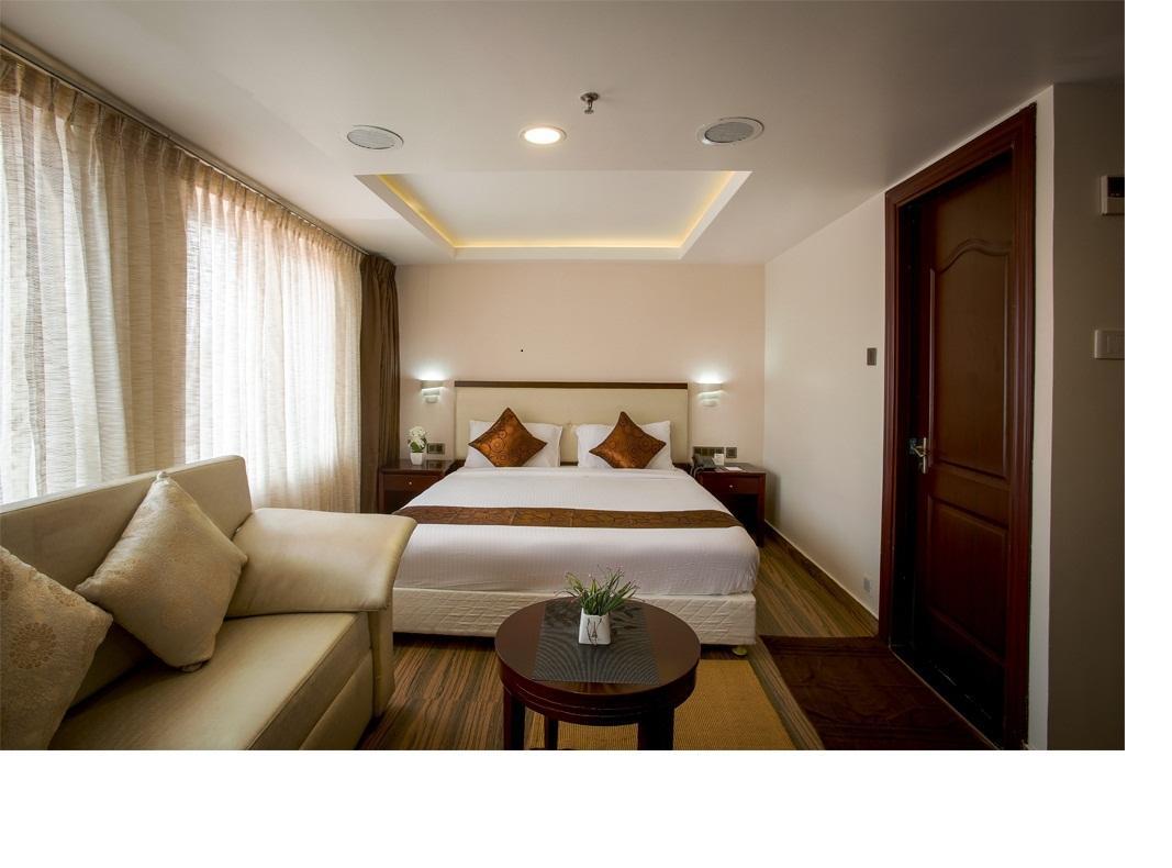 Kga Elite Continental Hotel Tiruvalla Bagian luar foto