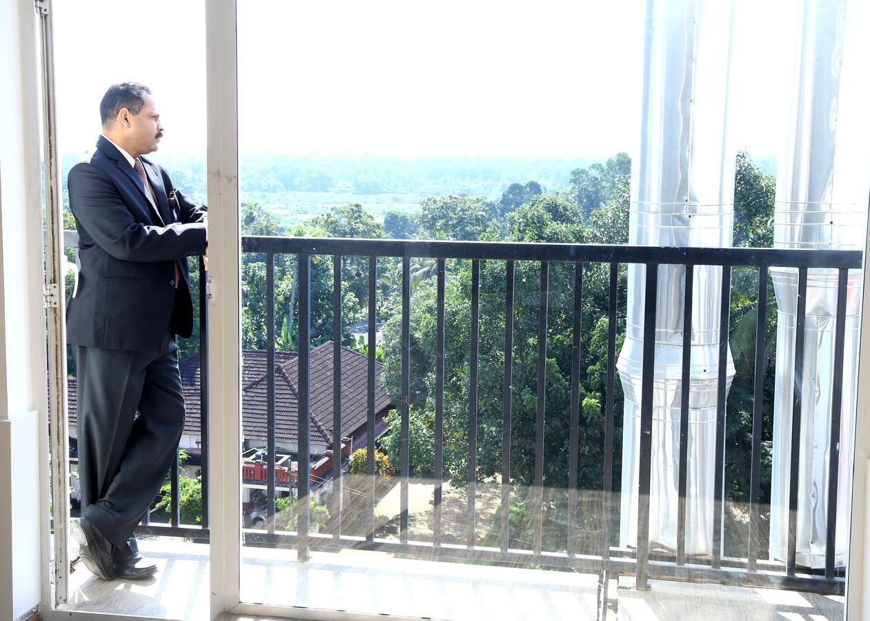 Kga Elite Continental Hotel Tiruvalla Bagian luar foto