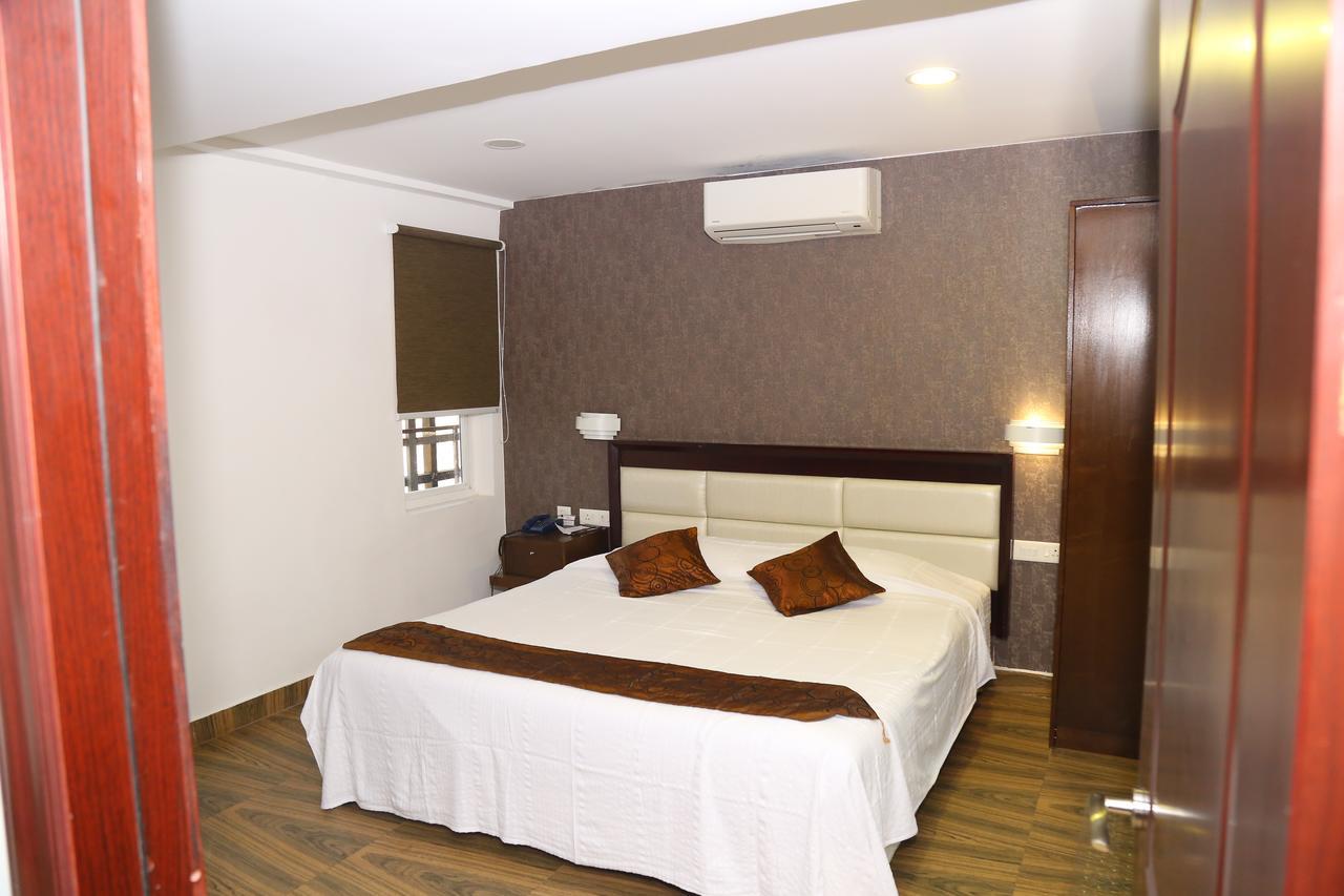 Kga Elite Continental Hotel Tiruvalla Bagian luar foto