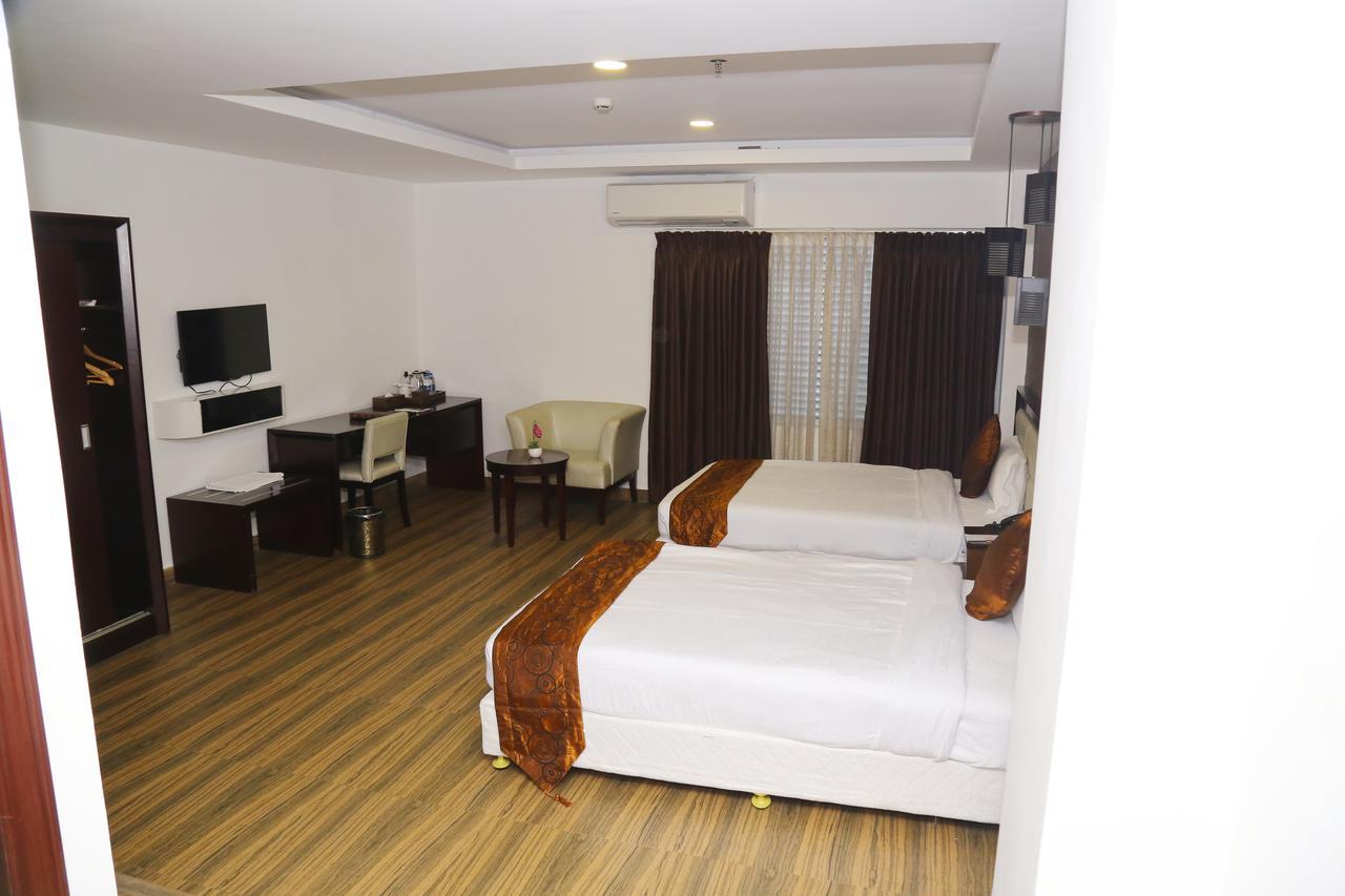 Kga Elite Continental Hotel Tiruvalla Bagian luar foto