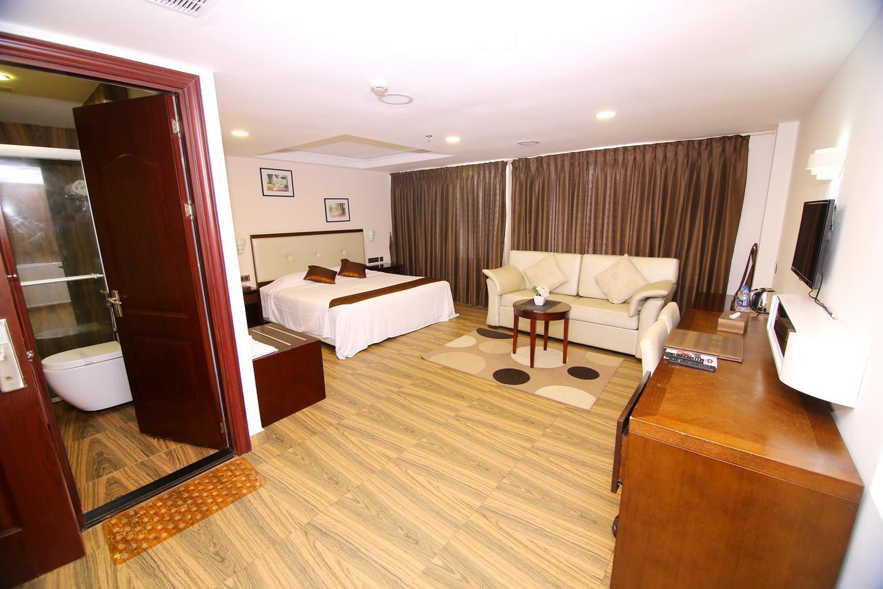 Kga Elite Continental Hotel Tiruvalla Bagian luar foto
