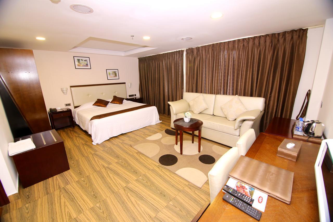 Kga Elite Continental Hotel Tiruvalla Bagian luar foto