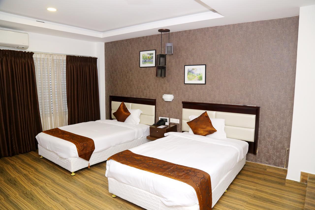 Kga Elite Continental Hotel Tiruvalla Bagian luar foto