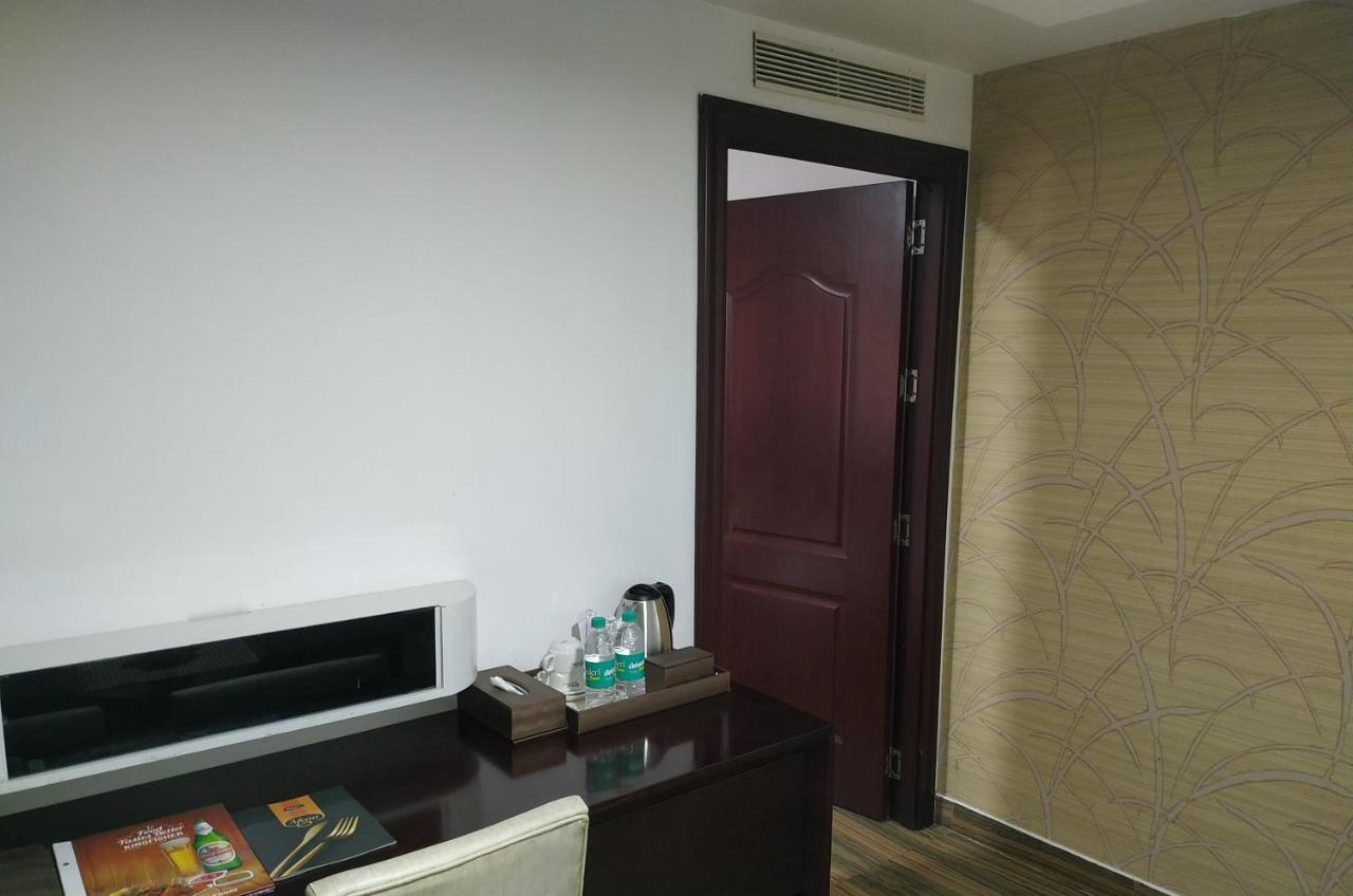 Kga Elite Continental Hotel Tiruvalla Bagian luar foto
