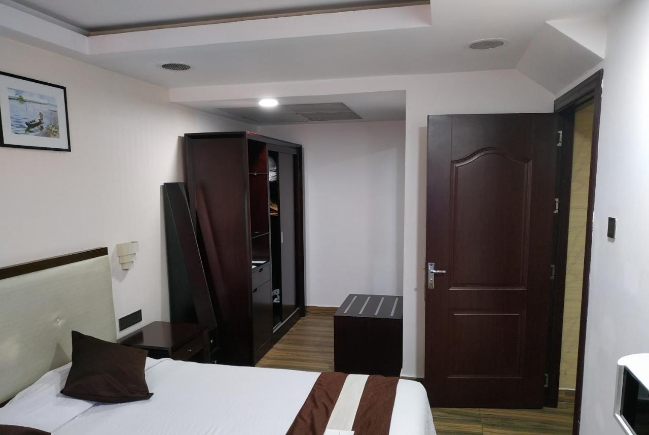 Kga Elite Continental Hotel Tiruvalla Bagian luar foto