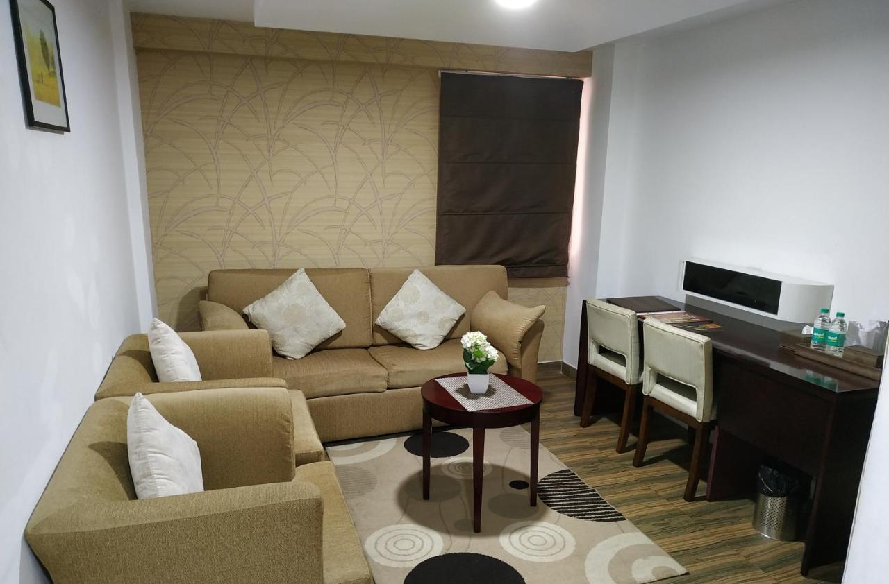 Kga Elite Continental Hotel Tiruvalla Bagian luar foto