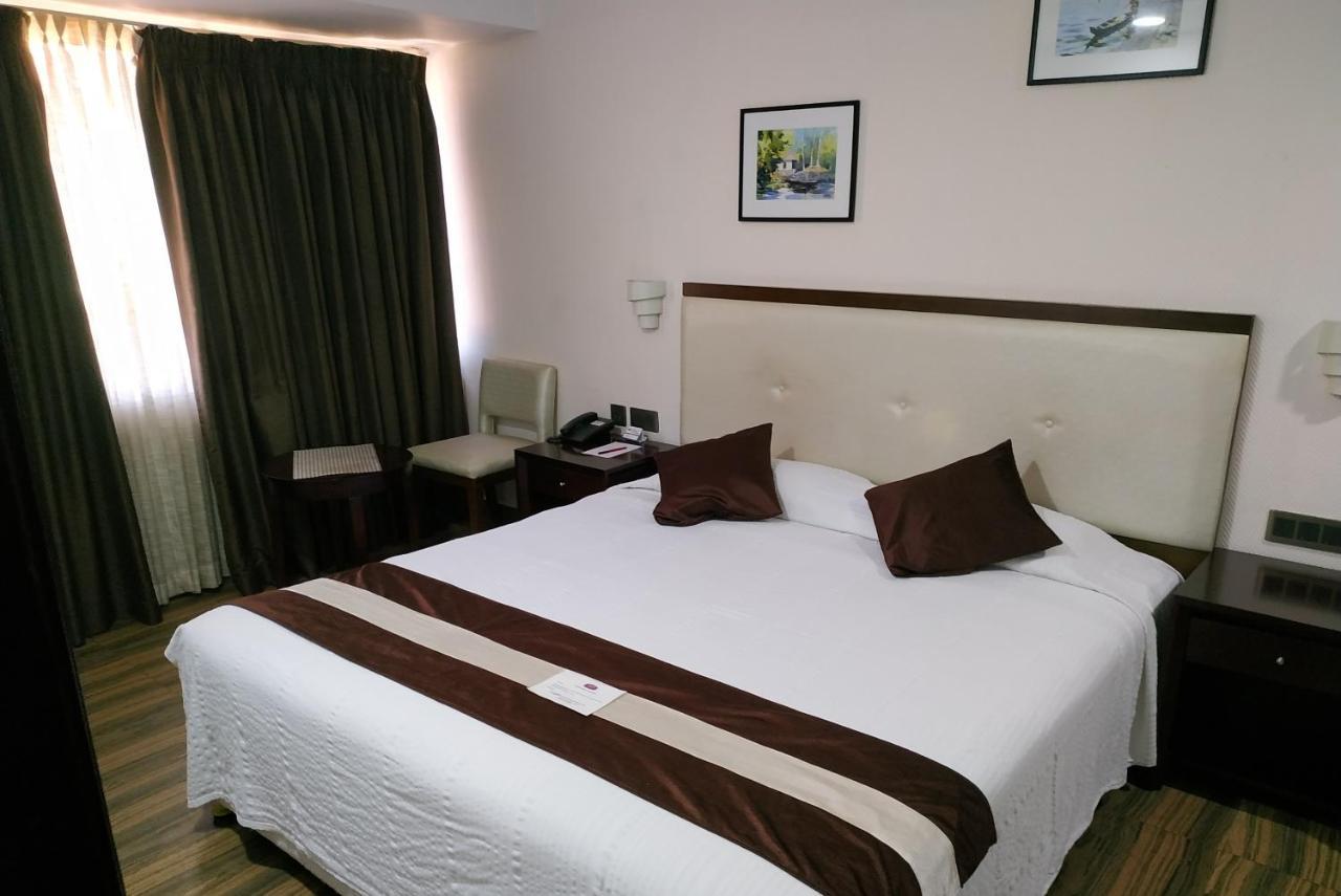 Kga Elite Continental Hotel Tiruvalla Bagian luar foto
