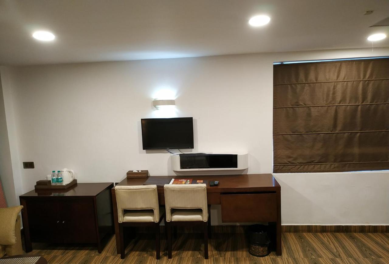 Kga Elite Continental Hotel Tiruvalla Bagian luar foto